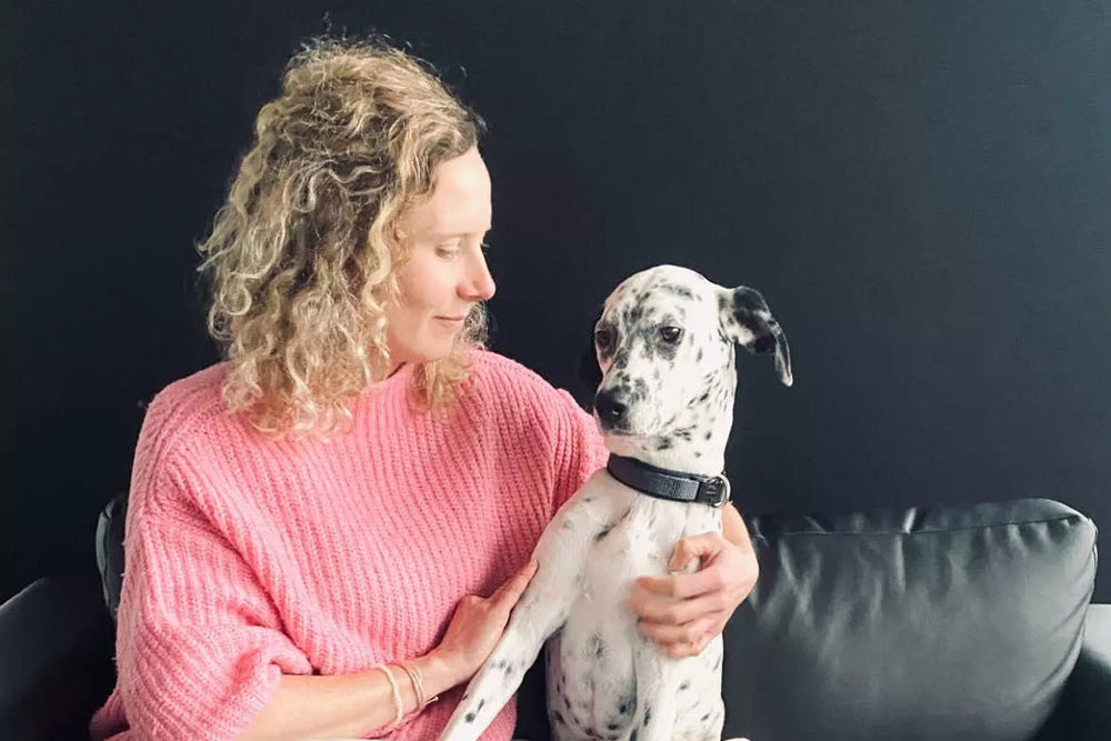 Frau mit Hund sitzen zusammen. Franzi und Linda im Interview: Arthrose nach Kreuzband-Op