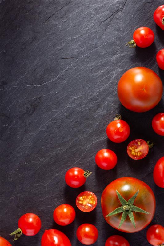 Tomaten auf schwarzem Brett - darf Hund sie essen?